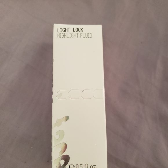 About Face Light Lock liquid highlighter - Picture 4 of 5